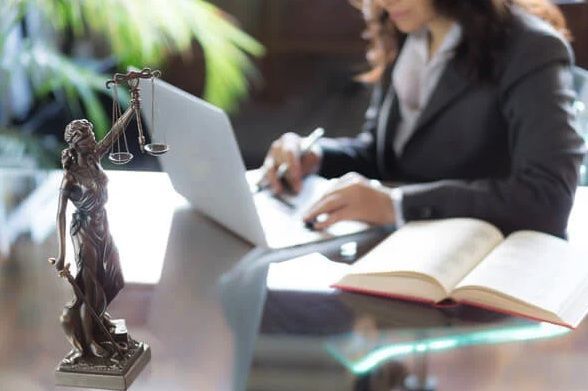 Qué tipos de abogados existen y qué puede hacer cada uno